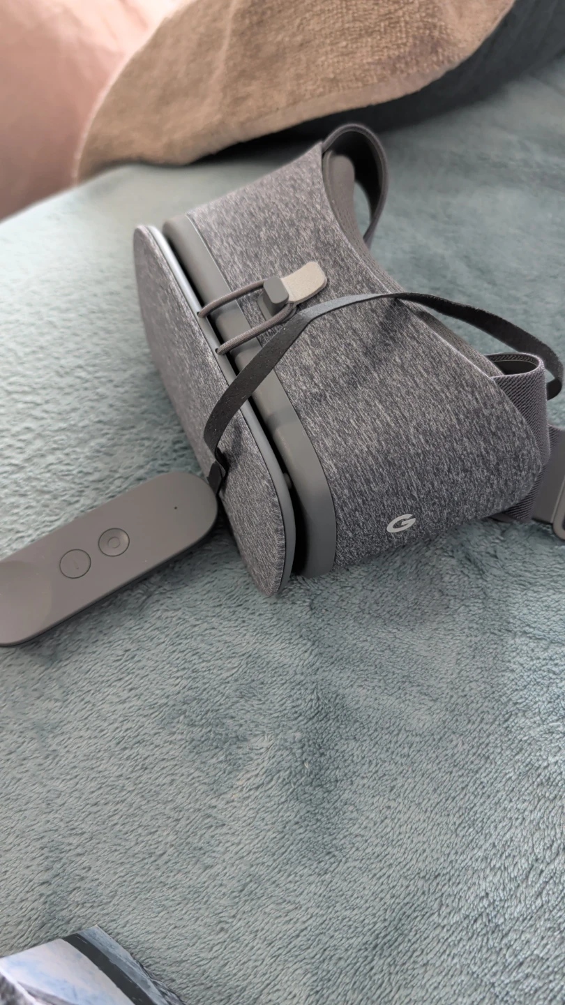 Google Daydream View VR Headset with Controller - photo 2