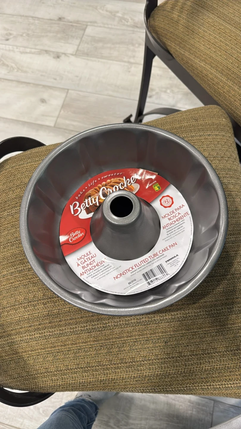 2 Betty Crocker Nonstick Fluted Tube Cake Pan