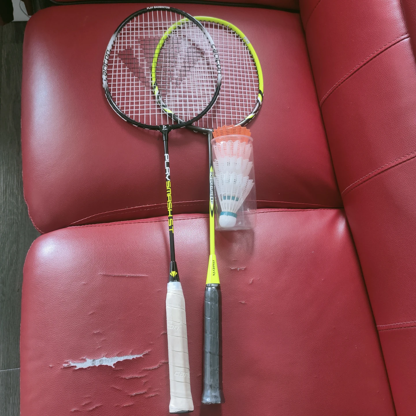 2 Badminton Rackets and 4 Shuttlecocks Set
