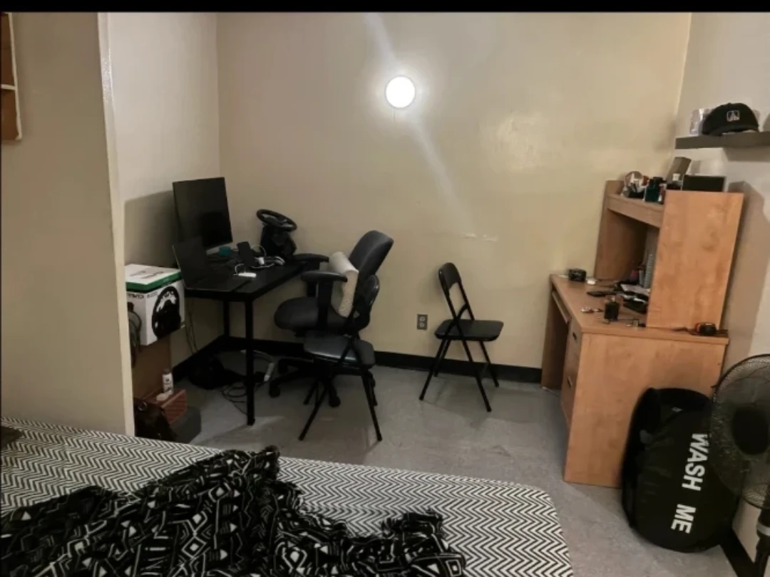 URGENT SUBLEASE IN DOWNTOWN TORONTO - photo 5