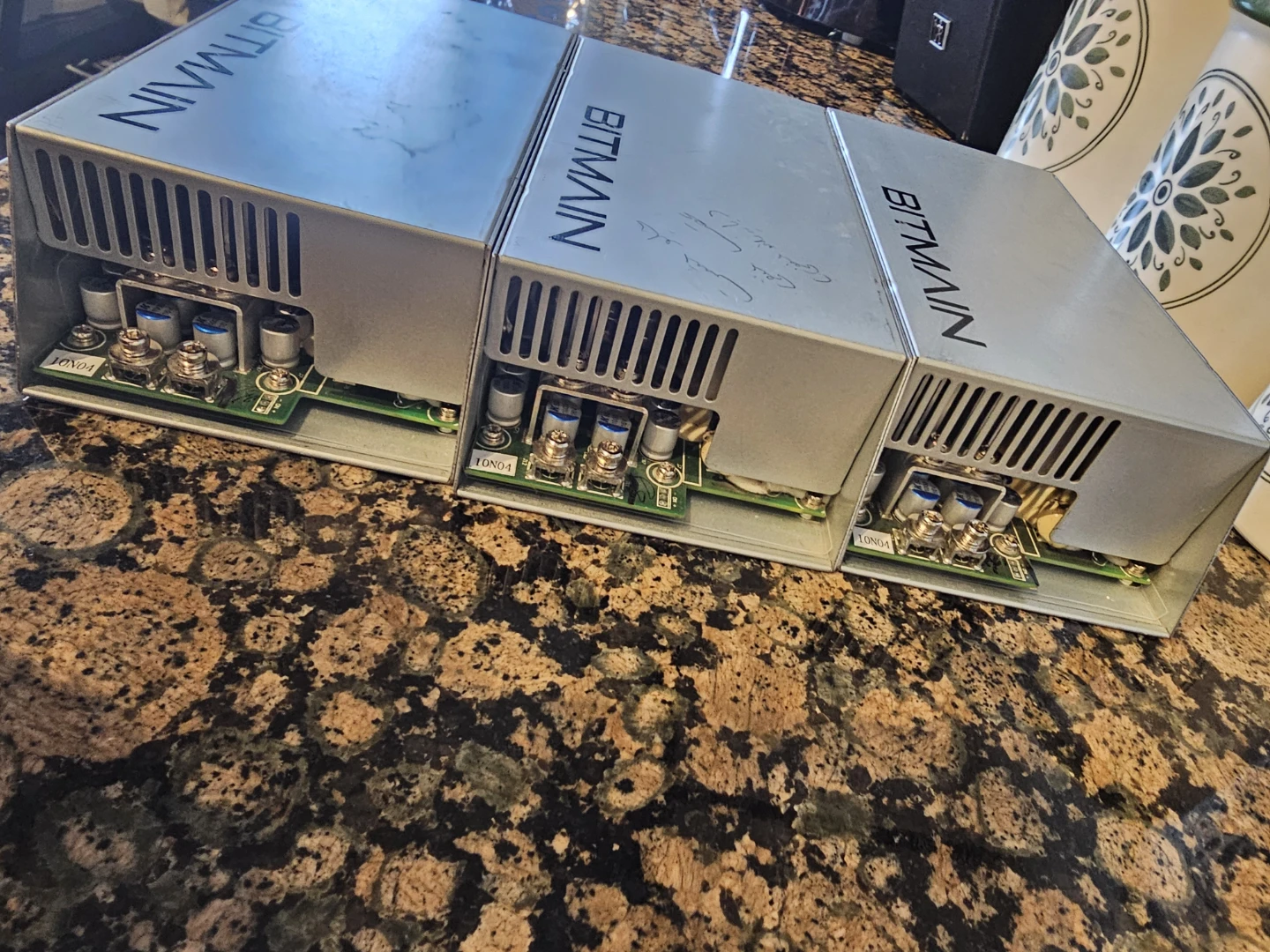 Bitmain APW3++-12-1600 Switching Power Supply - photo 3