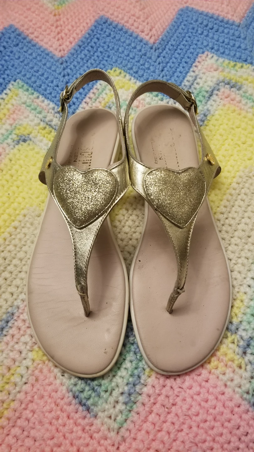 Moschino T-Strap Glitter Heart Flat Sandals US7 - photo 2