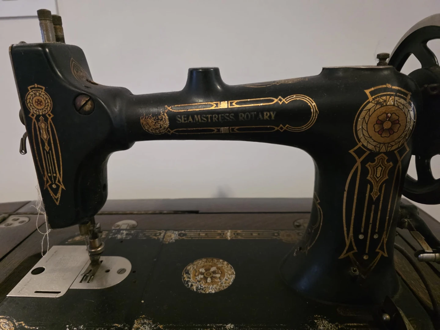 Antique Singer "SEAMSTRESS ROTARY" Sewing Machine Cabinet - photo 3
