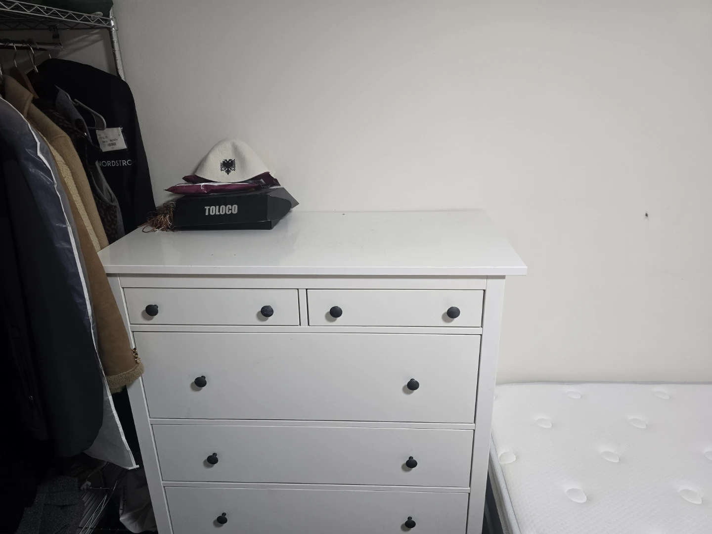 6-drawer dresser in white - photo 2