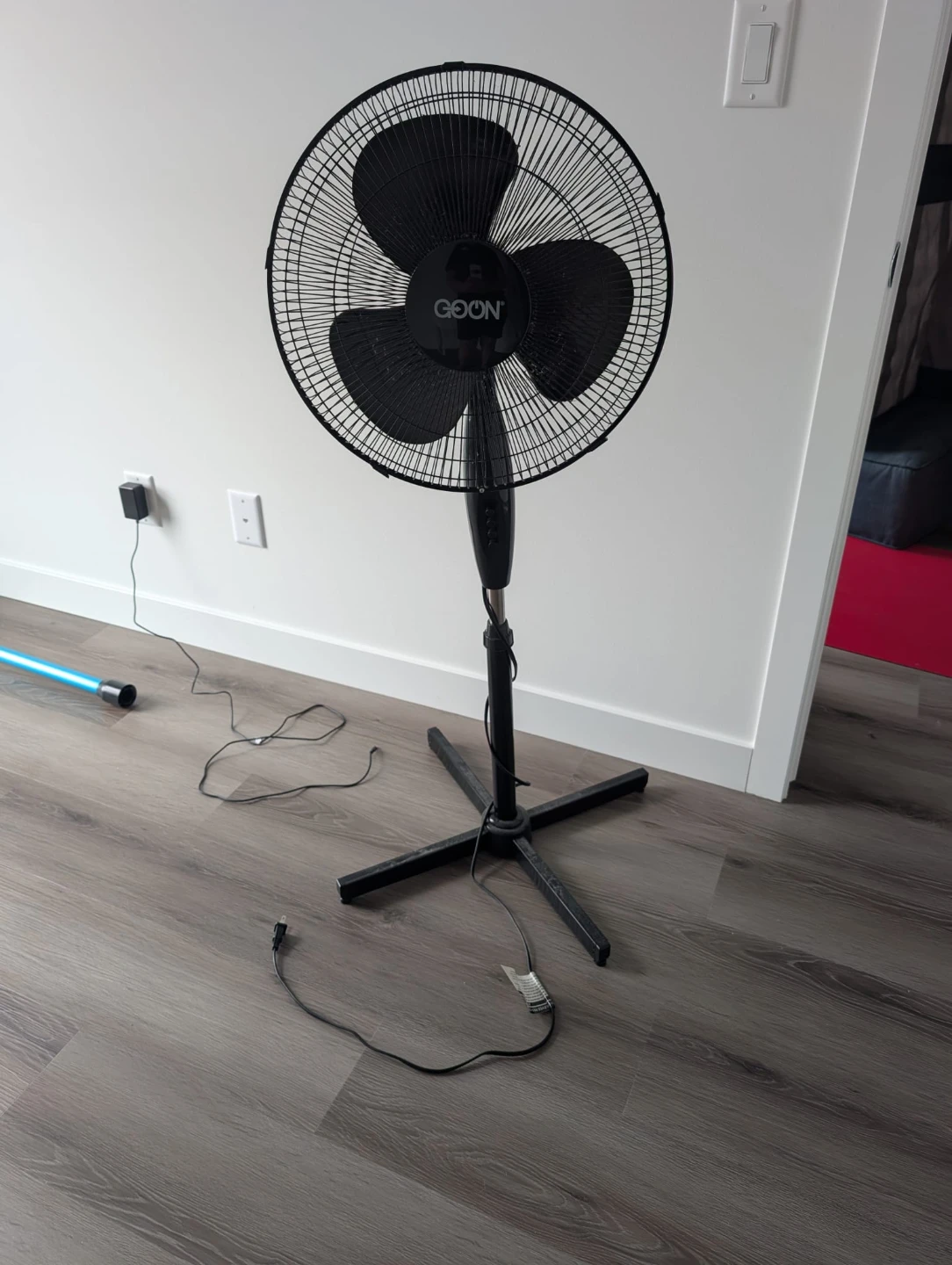 Oscillating stand fan - photo 2