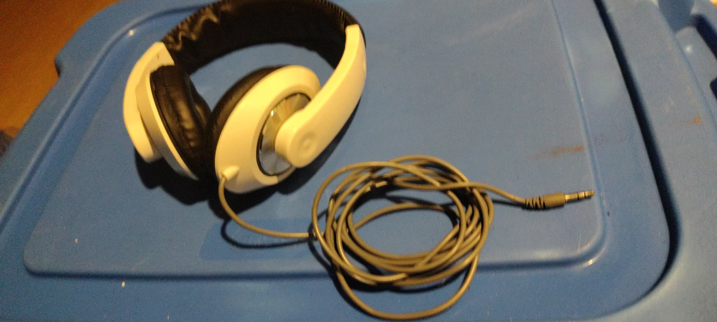 White Over-Ear Headphones - photo 3