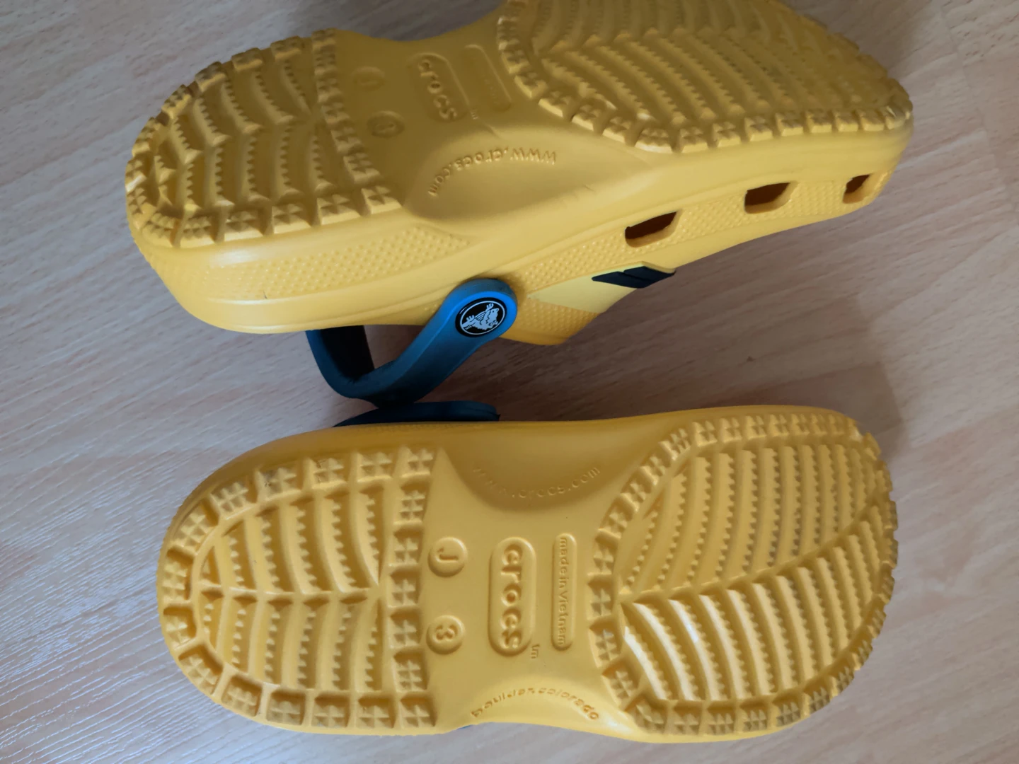 Crocs Minions Clog Shoes Size 3  Junior - photo 2