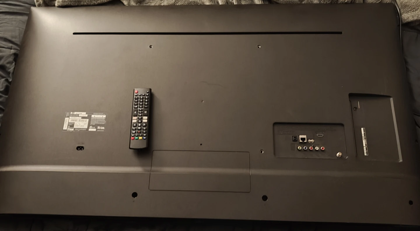 LG 49" 4K UHD Smart TV - 49UJ6300 - photo 3
