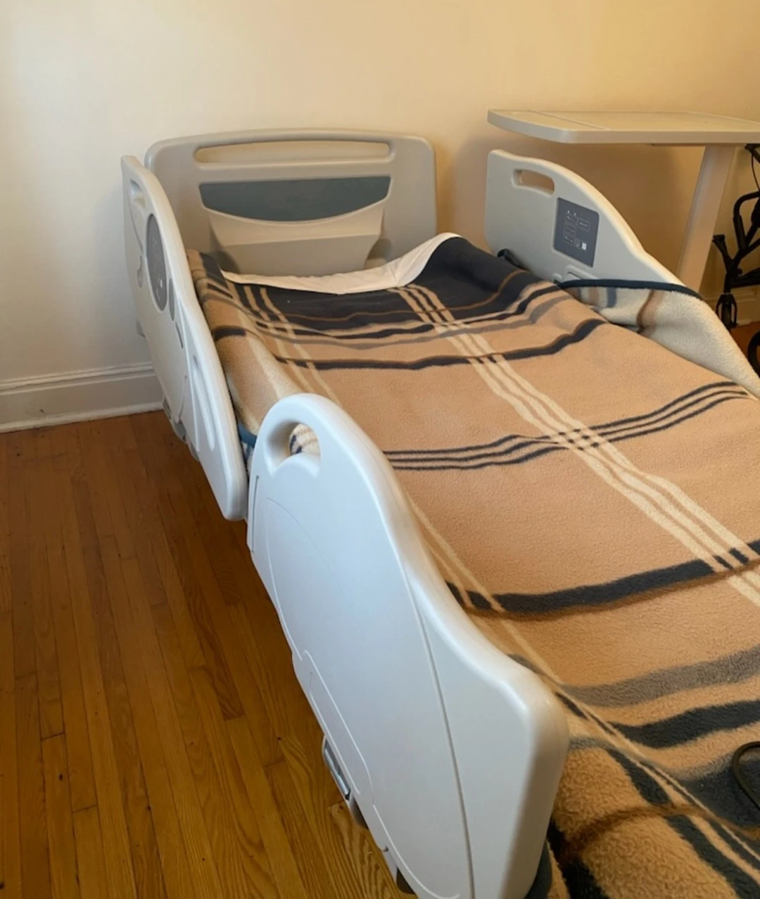 Hospital bed, Side table, Walker. Used 1 month. - photo 4
