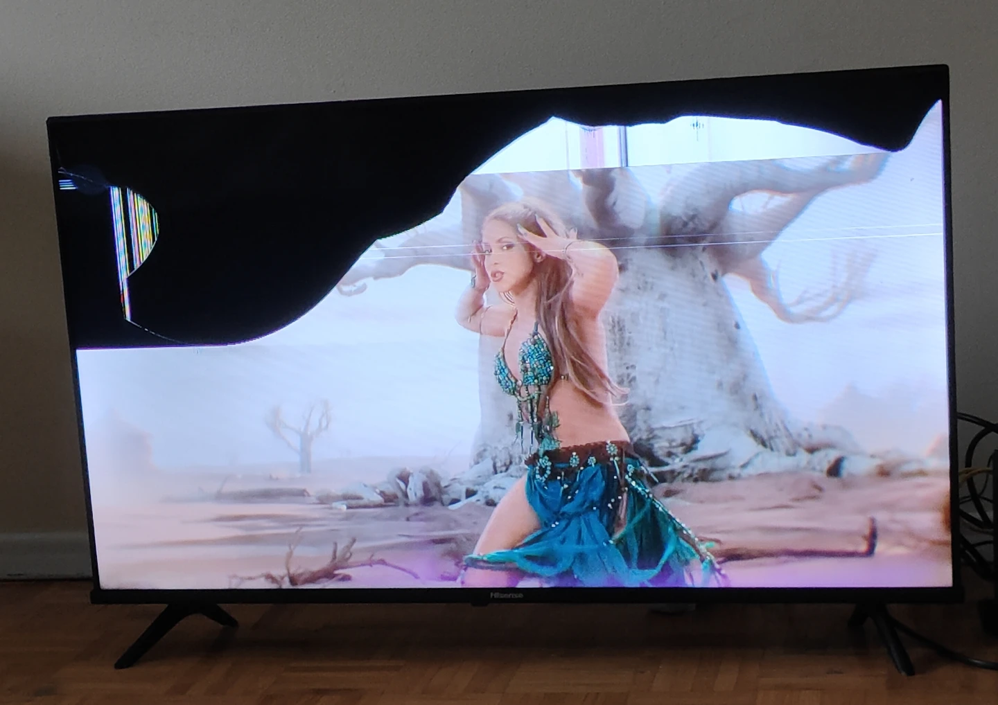 Hisense HD Smart TV - Cracked Screen - photo 3
