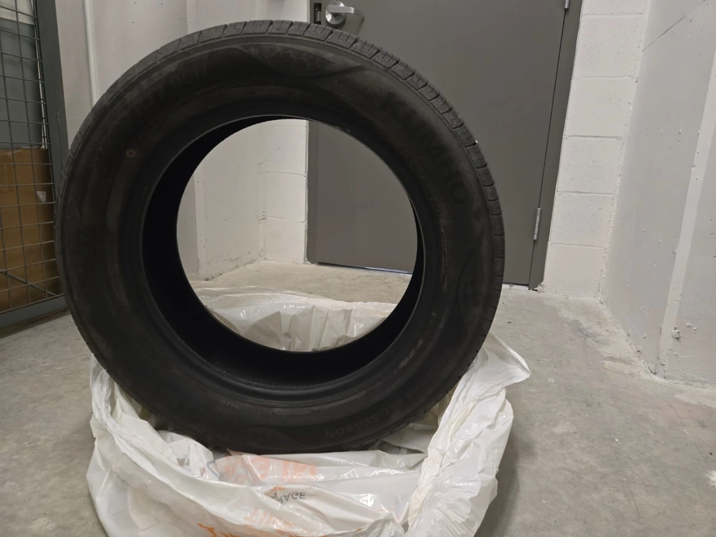 Kumho 215/60R17 96H All Season Tire - photo 3