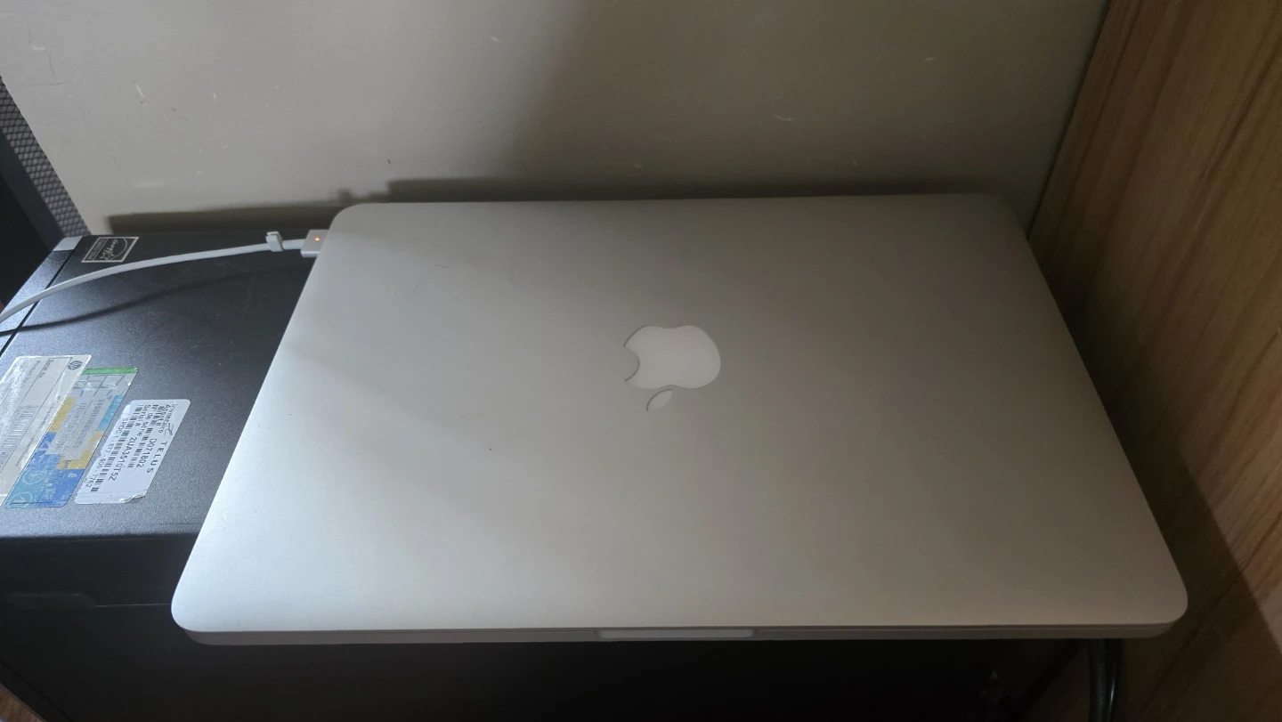 Apple MacBook Pro Laptop - photo 2