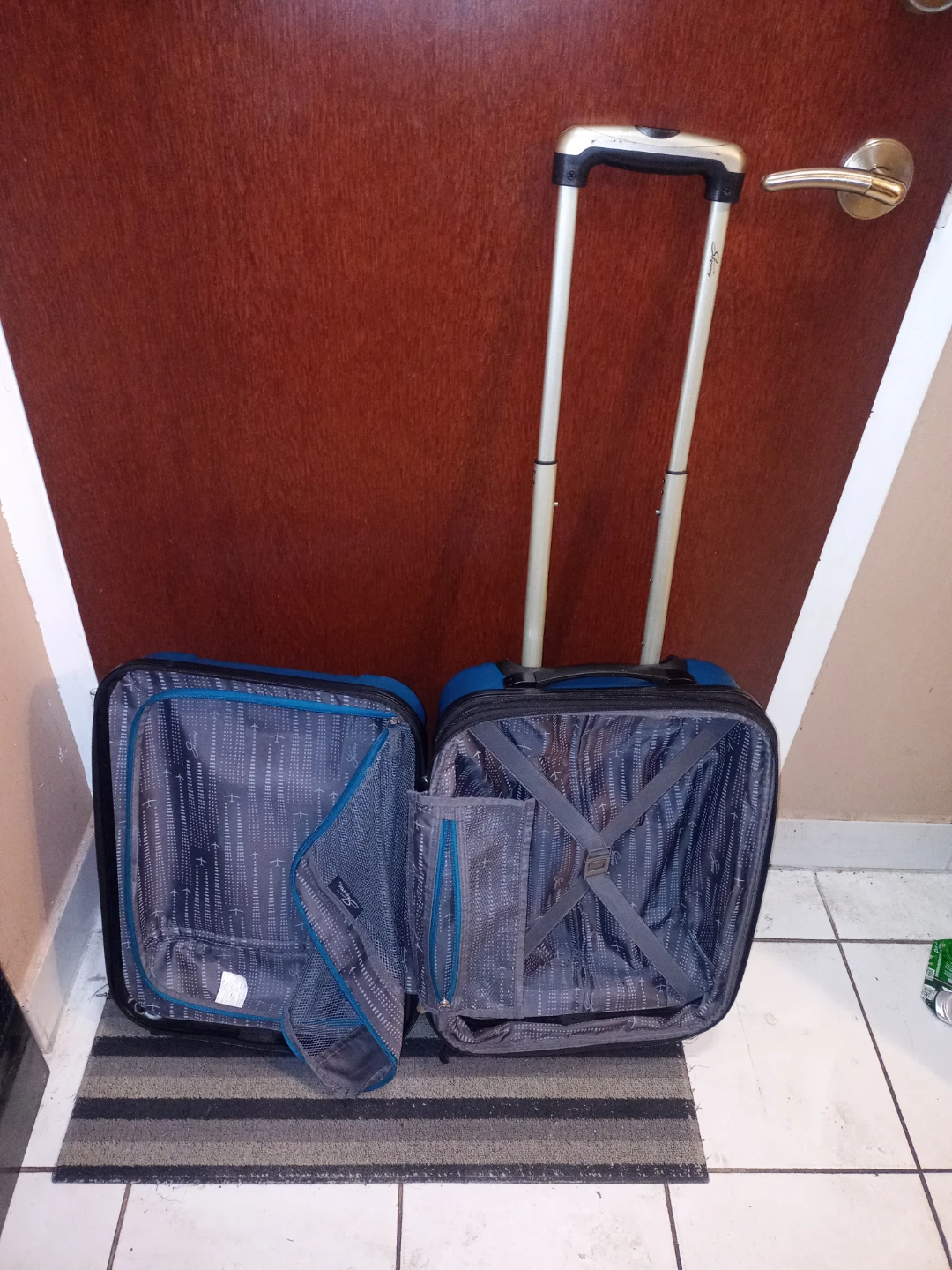 Small Luggage With Swivel Wheels - photo 3