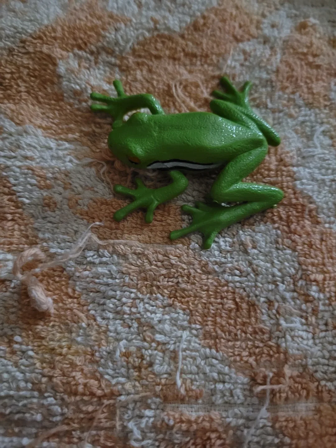Green tree frog toy