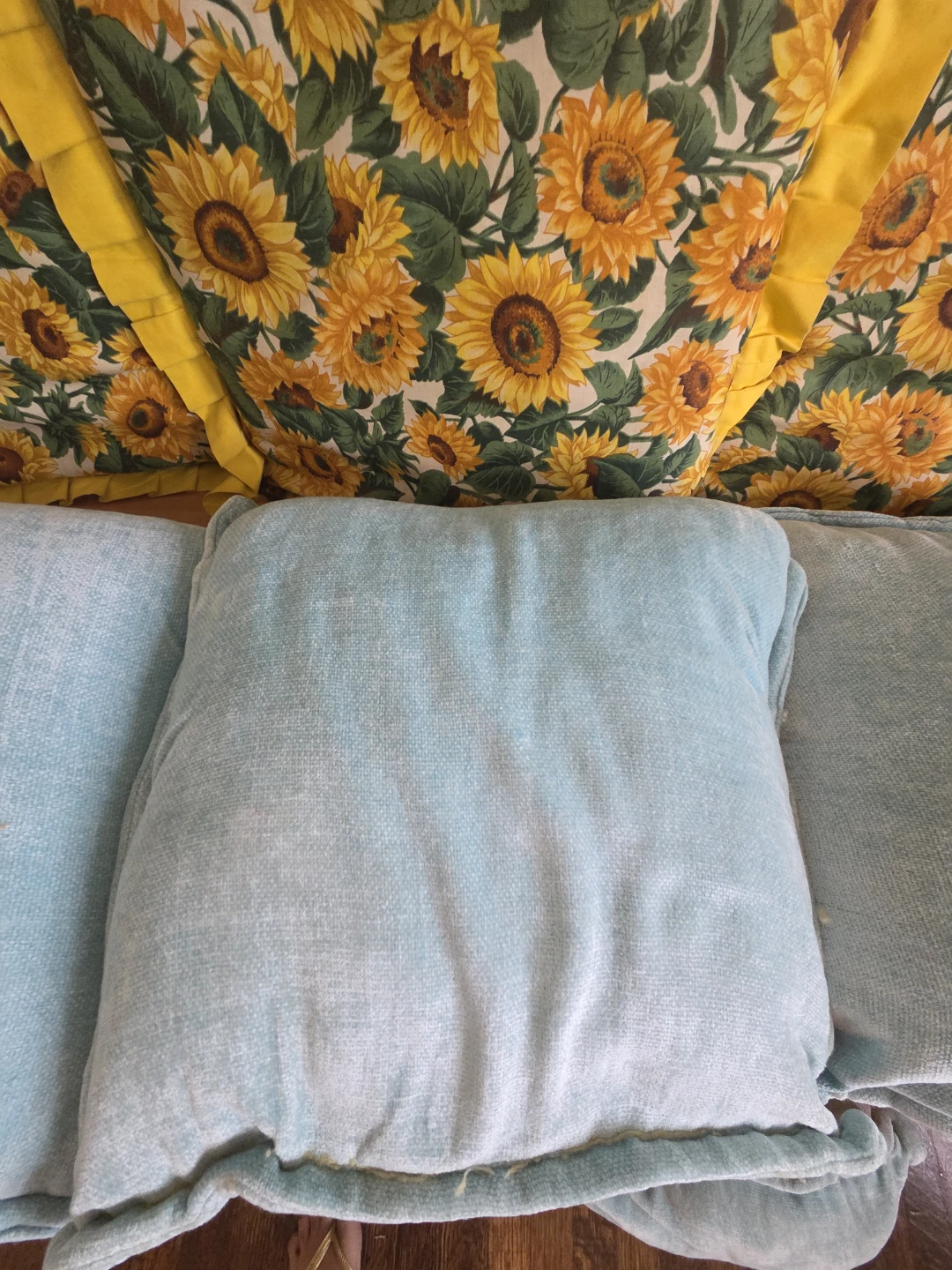 #freecycle 3 Sunflower Cushions & 5 Cushion Stuffers - photo 3