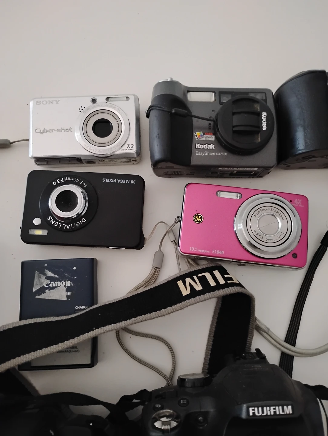 Assorted Digital Cameras - Sony, Kodak, Nikon, Fujifilm, Canon - photo 3