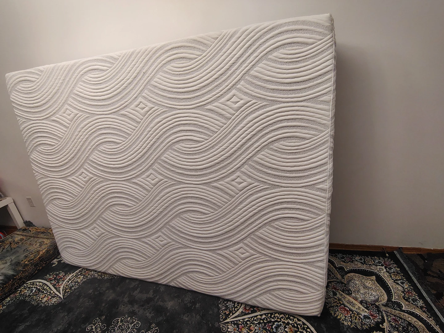 White Queen Size Mattress with Wave Pattern - photo 3