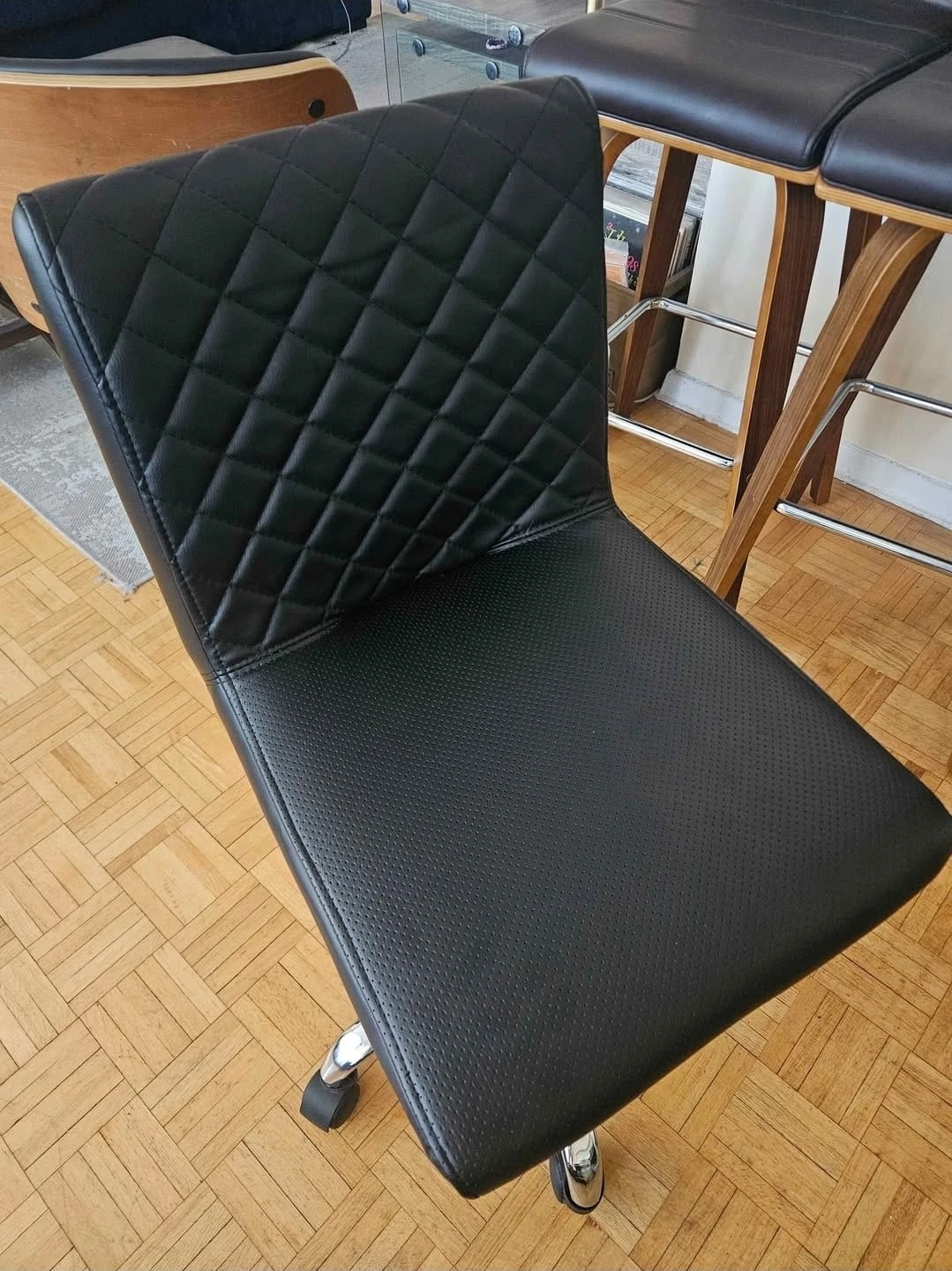 Black swivel office chair - photo 2