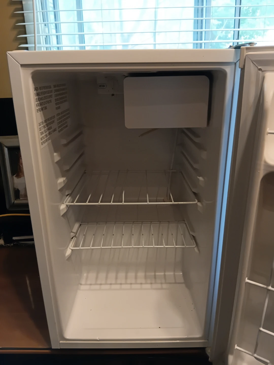 Chef Compact White Mini Fridge - photo 2