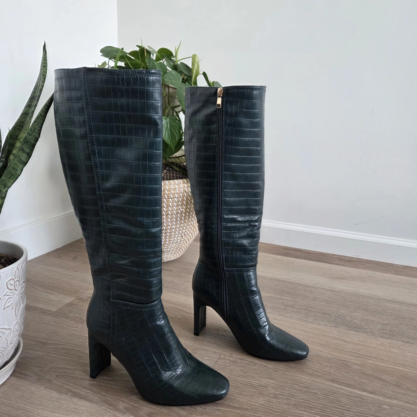 Women's Knee-High Boots Green Croc Embossed Size 8 - photo 2