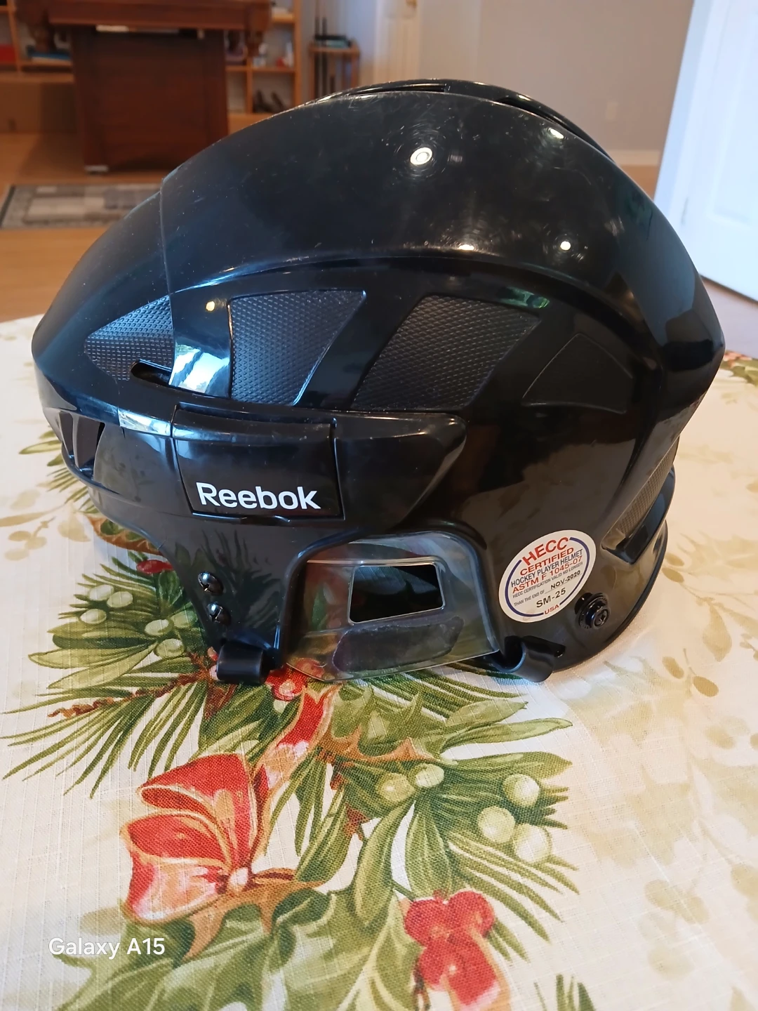 MOVING SALE - Reebok Hockey Helmet - photo 2