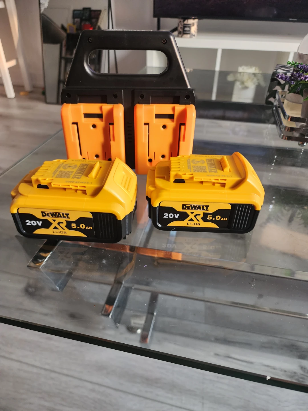 DeWalt 20V 5.0Ah Li-Ion Batteries with 2-Battery Charger/Holder - photo 2