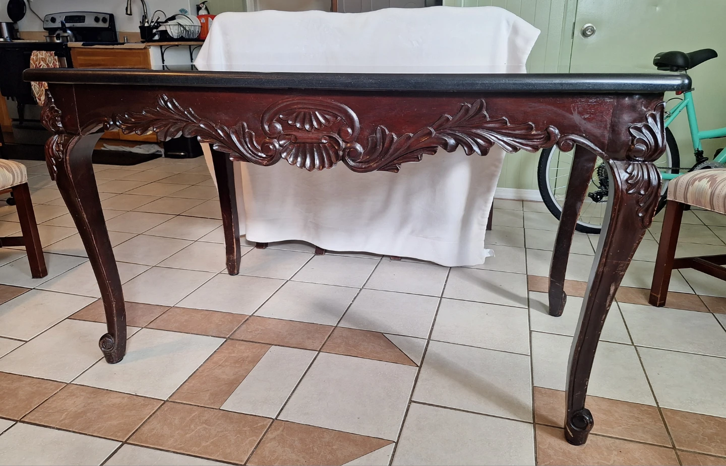 Carved vintage-style table with a black marble top - photo 3