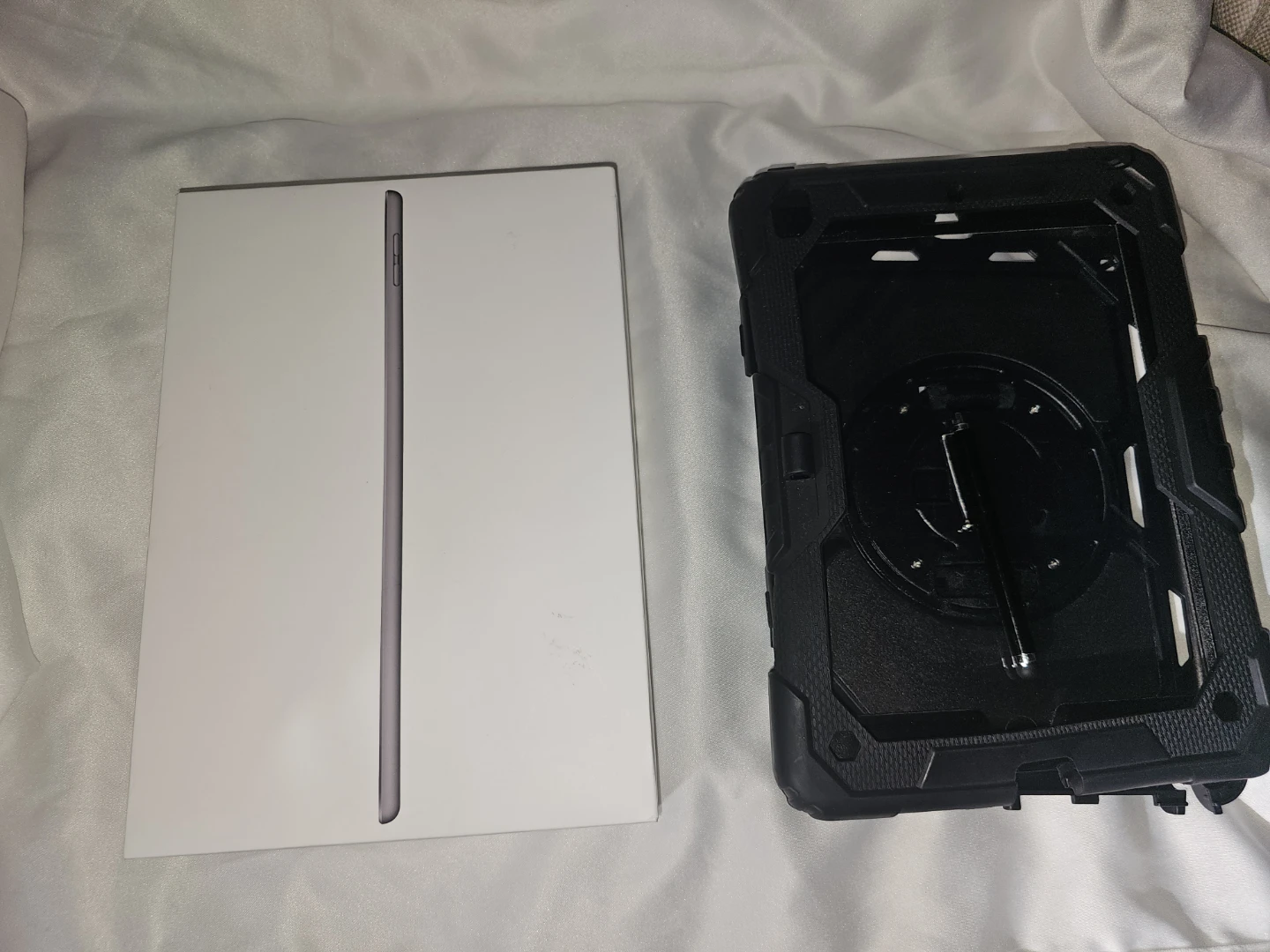 32GB IPAD 8th Generation WiFi(Lightly Used) w/CaseBot Cover - photo 2