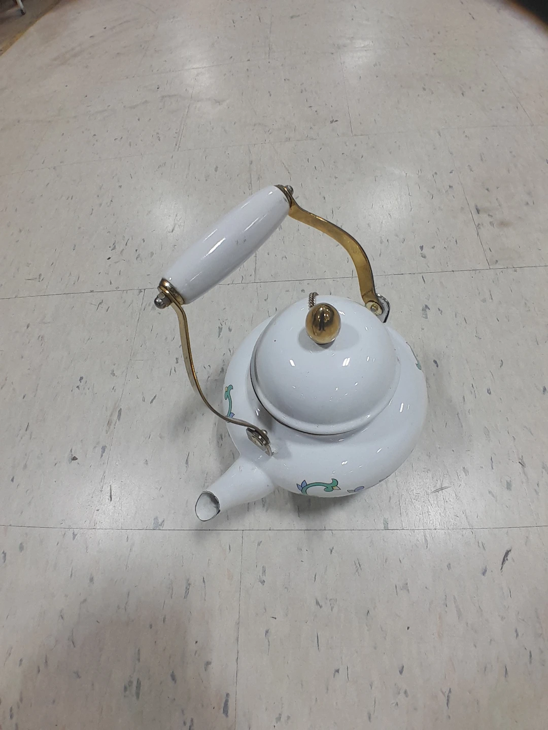 White Enamel Teapot with Floral Accent  2.5 Liter Capacity - photo 4