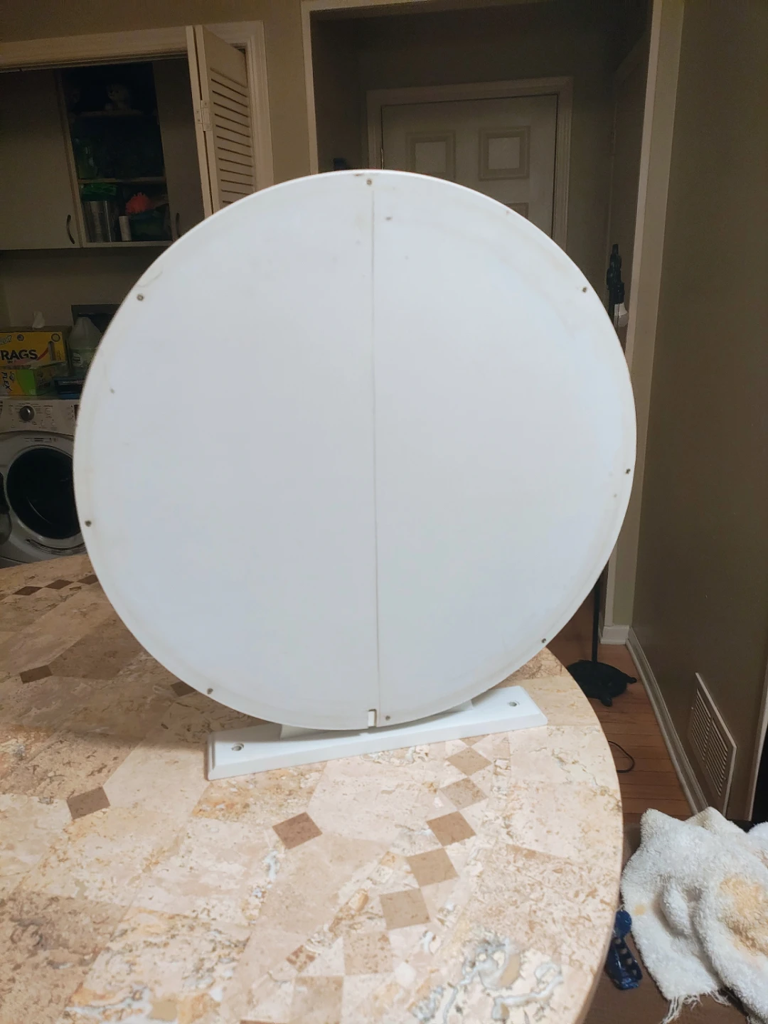 White Round Display Stand - photo 2