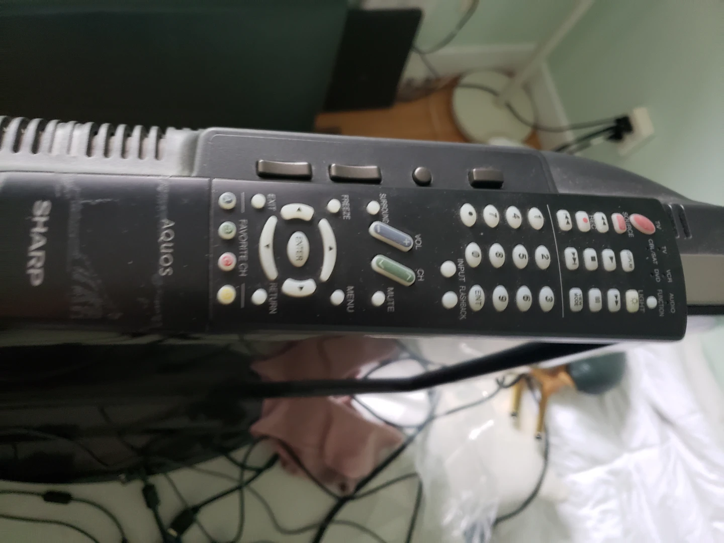 Sharp Aquos LC-32043U 32" LCD TV - photo 4