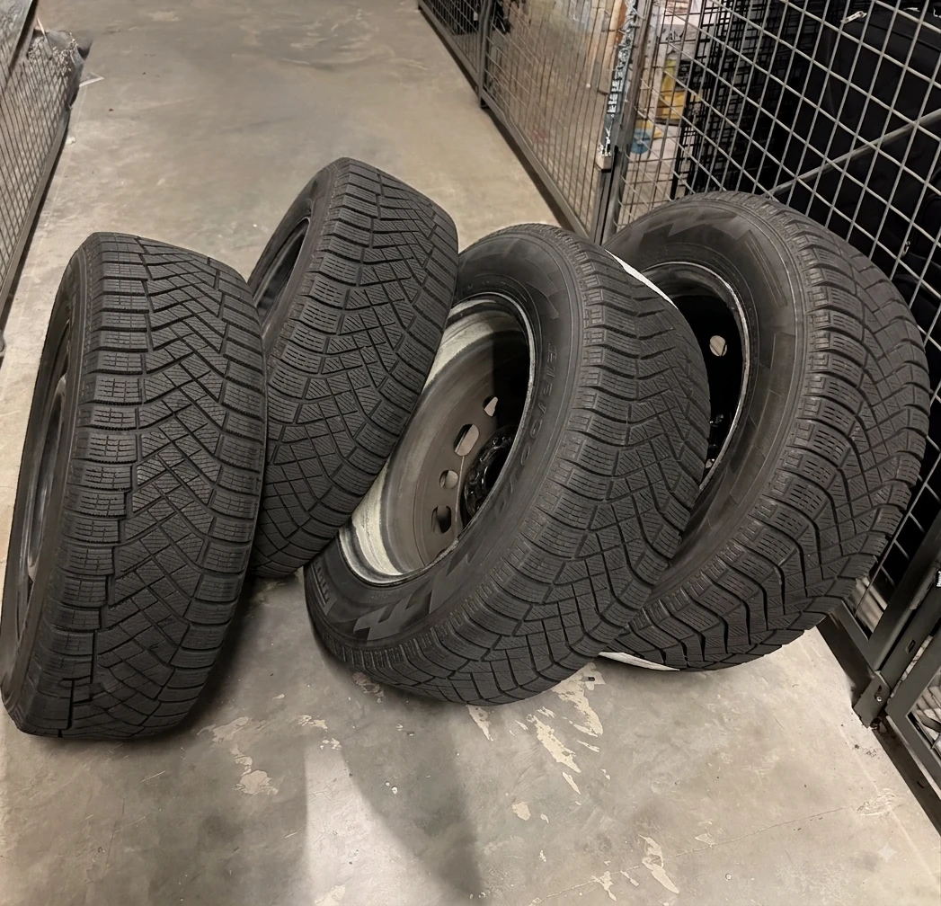 4x Pirelli Winter Ice Zero 215/60R16 — Mounted on 16" Rims