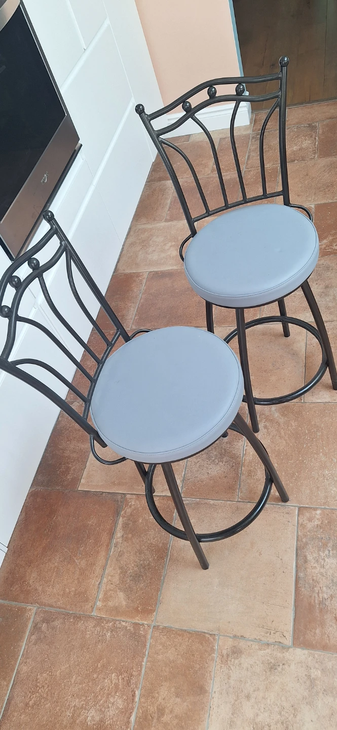 Bar stools- swivel