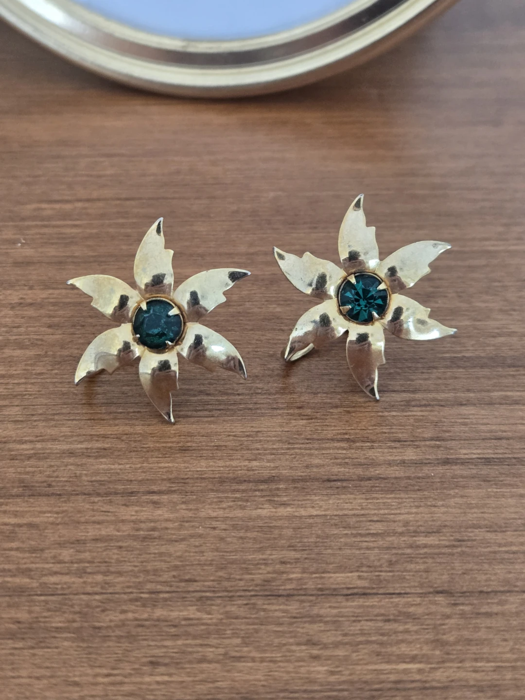 Vintage Gold Tone Flower and Swirl Screw-Back Earrings - photo 5