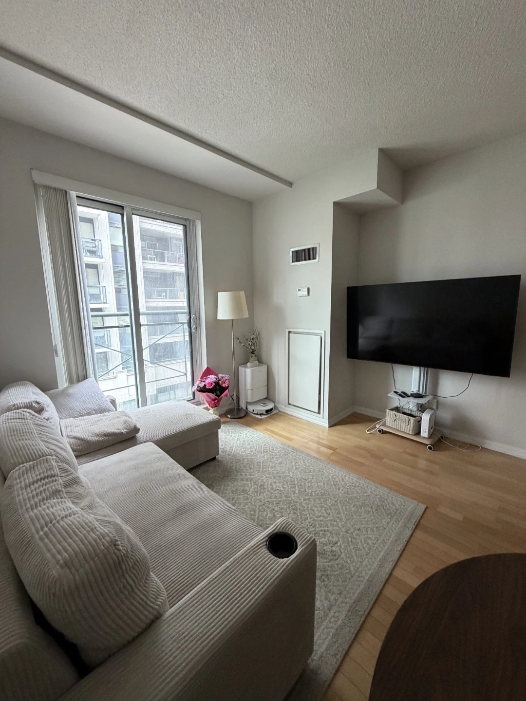 1 Bedroom 1 Bath Apartment - Prime Location - photo 2