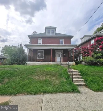 2. Fam. Oil city. Pa   near. Pittsburgh. Area.   Big. House