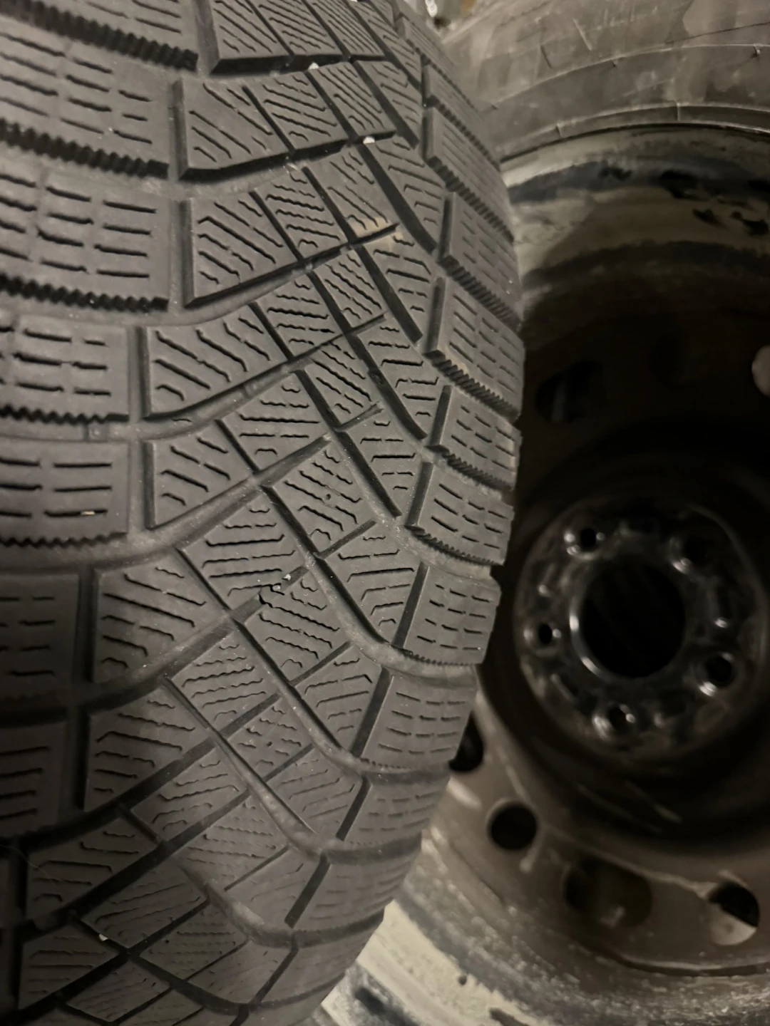 4x Pirelli Winter Ice Zero 215/60R16 — Mounted on 16" Rims - photo 4