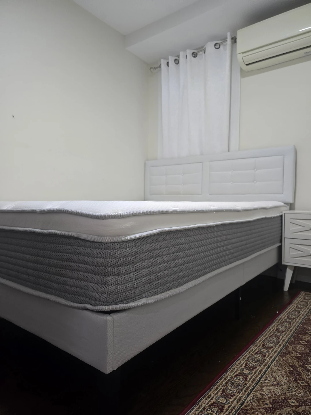 Queen bed with mattress - photo 5