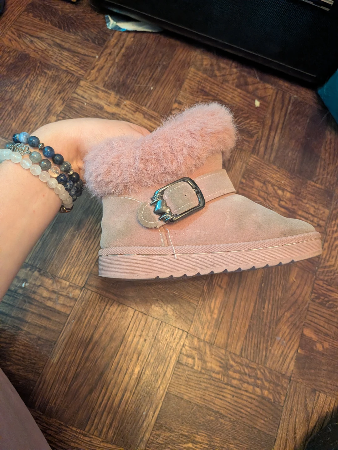 Pink faux suede boots with fur trim - photo 4