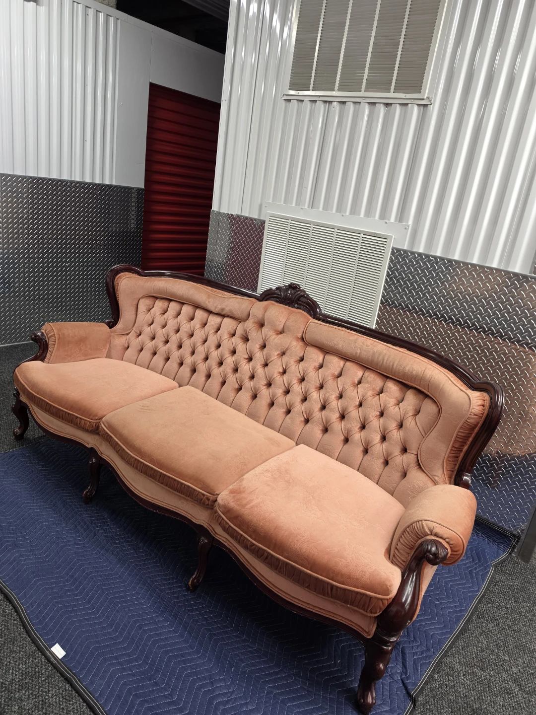 Victorian Style Sofa and Armchair Set - Peach Velvet - photo 3