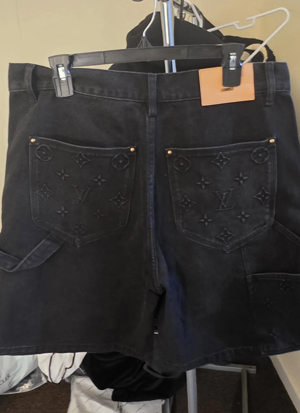 Louis Vuitton black short - photo 3