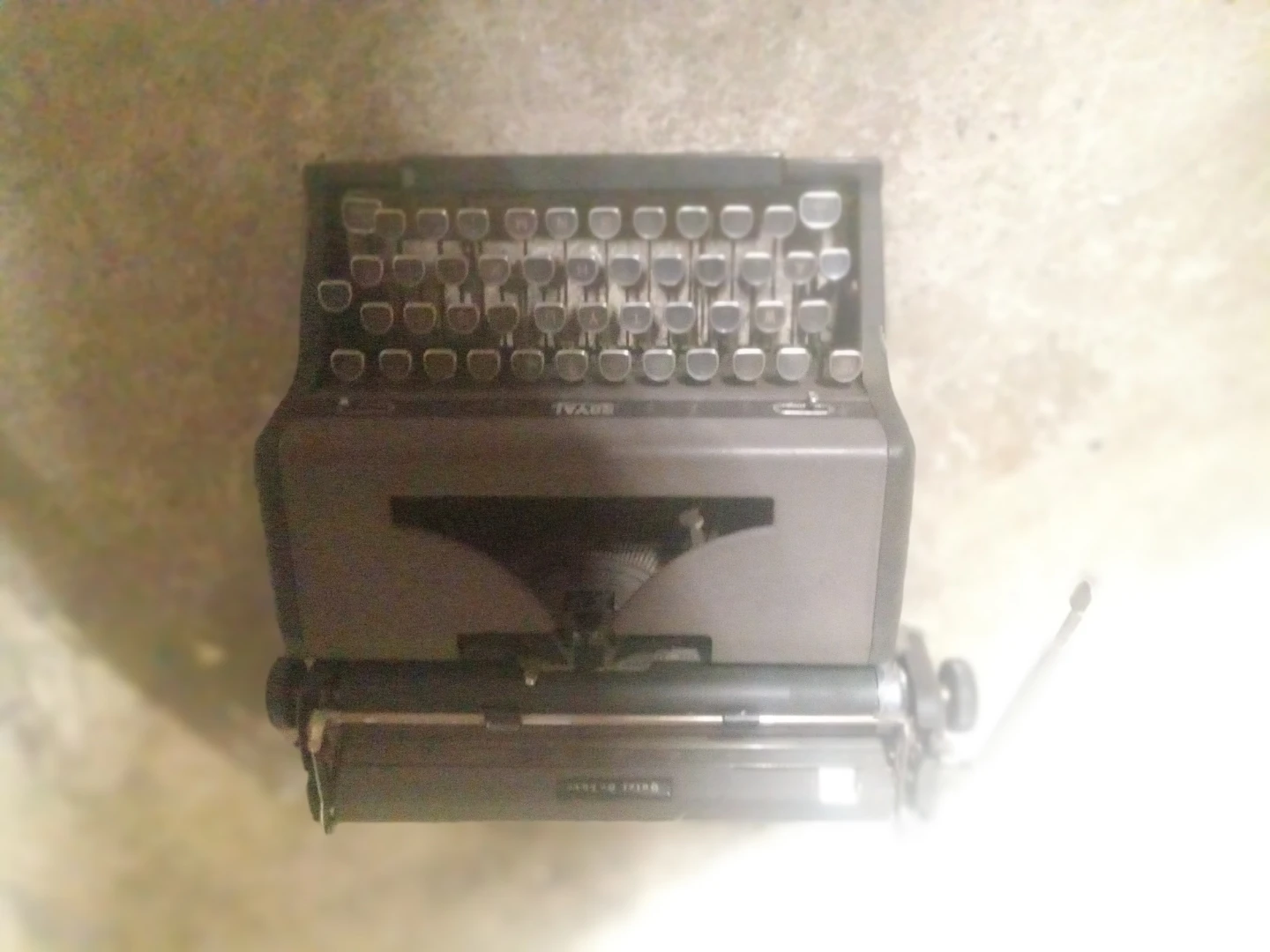 Vintage ROYAL typewriter - photo 2
