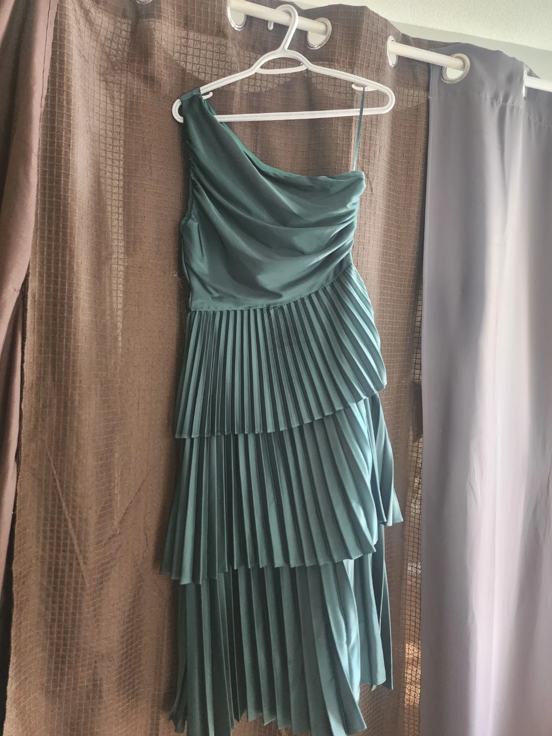 Green One-Shoulder Tiered Pleated Dress - photo 3