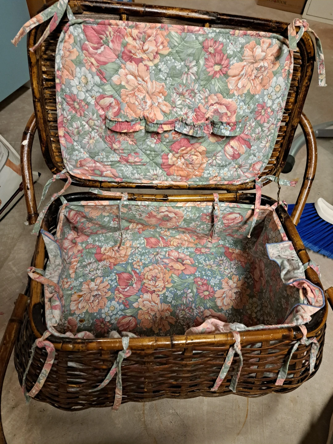 Wicker Picnic Basket with Floral Lining - photo 2
