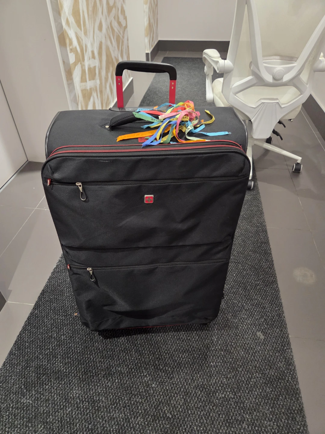 Black Swiss Gear Suitcase smoll Chinese and handal full no open - photo 2