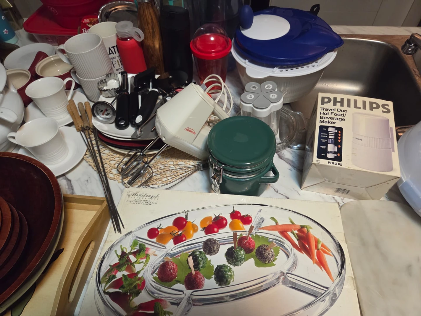Large Kitchenware and Small Appliance Lot - Sunbeam, Philips, - photo 2