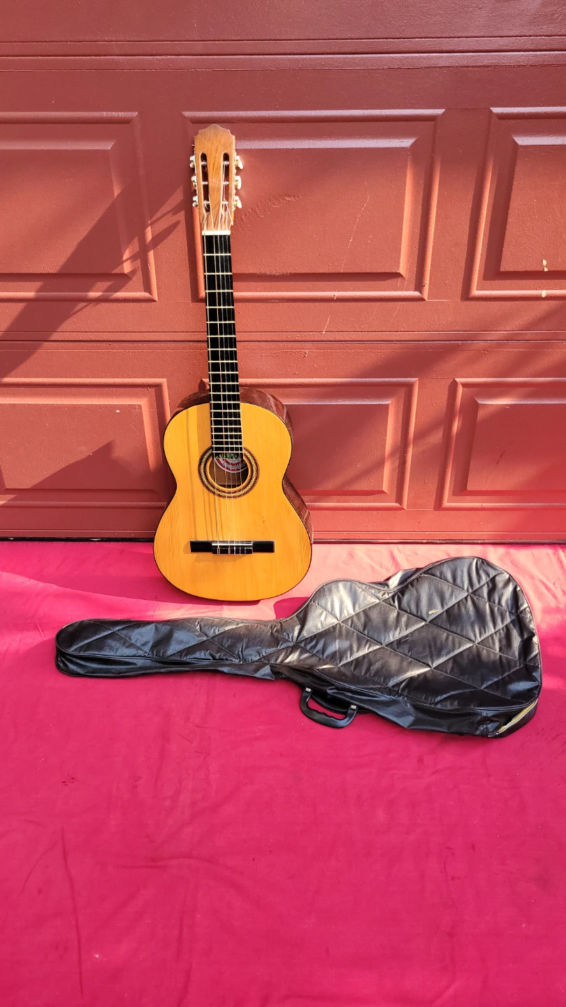Falcon Classical Guitar LIMA PERU full size with case