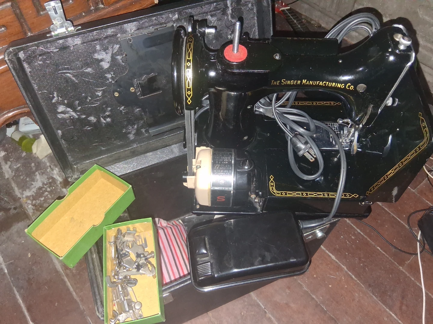 Singer Sewing Machine - photo 4