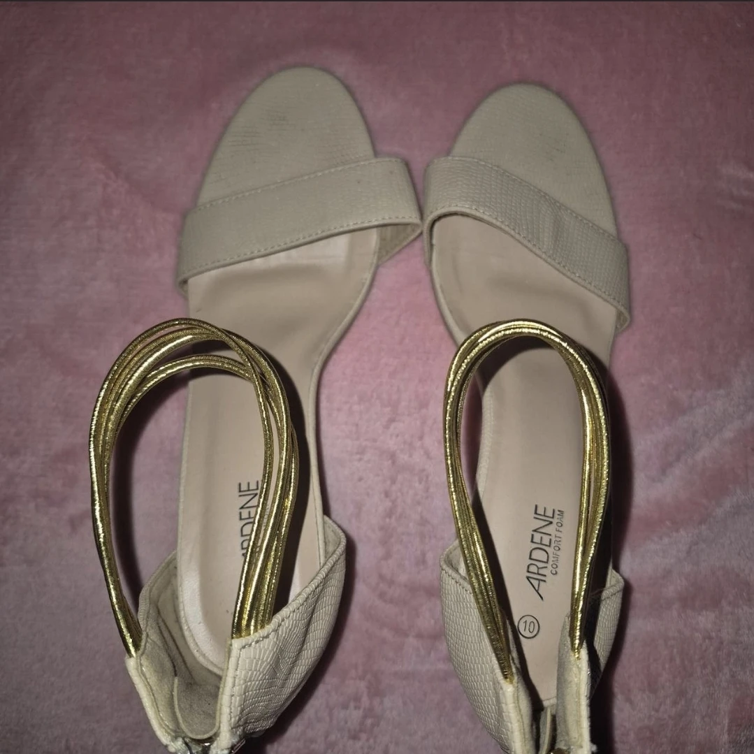 Woman's high heels - photo 2