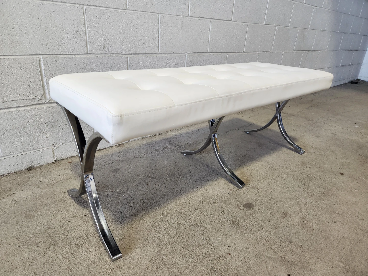 🇨🇦  White Faux Leather Tufted Bench with Chrome Legs